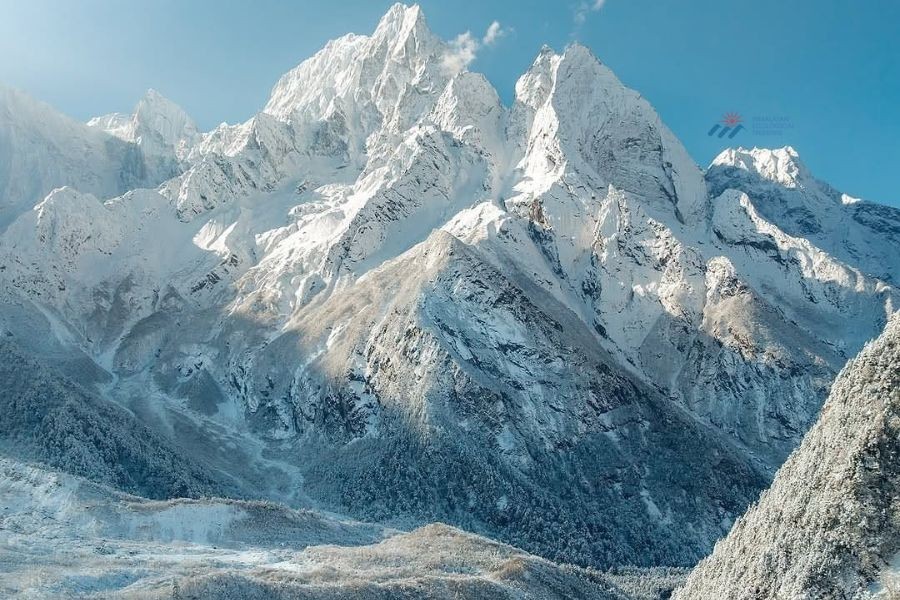 ramatic view of snow-capped Himalayan mountain peaks under a clear blue sky